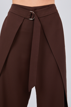 PANTALÓN SASTRERO CON PINZAS Y TIRANTES REGULABLE MARRÓN - GAMBITO