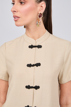BLUSA DE CUELLO NERU CON BOTONES ORIENTALES BEIGE - ENIGMA