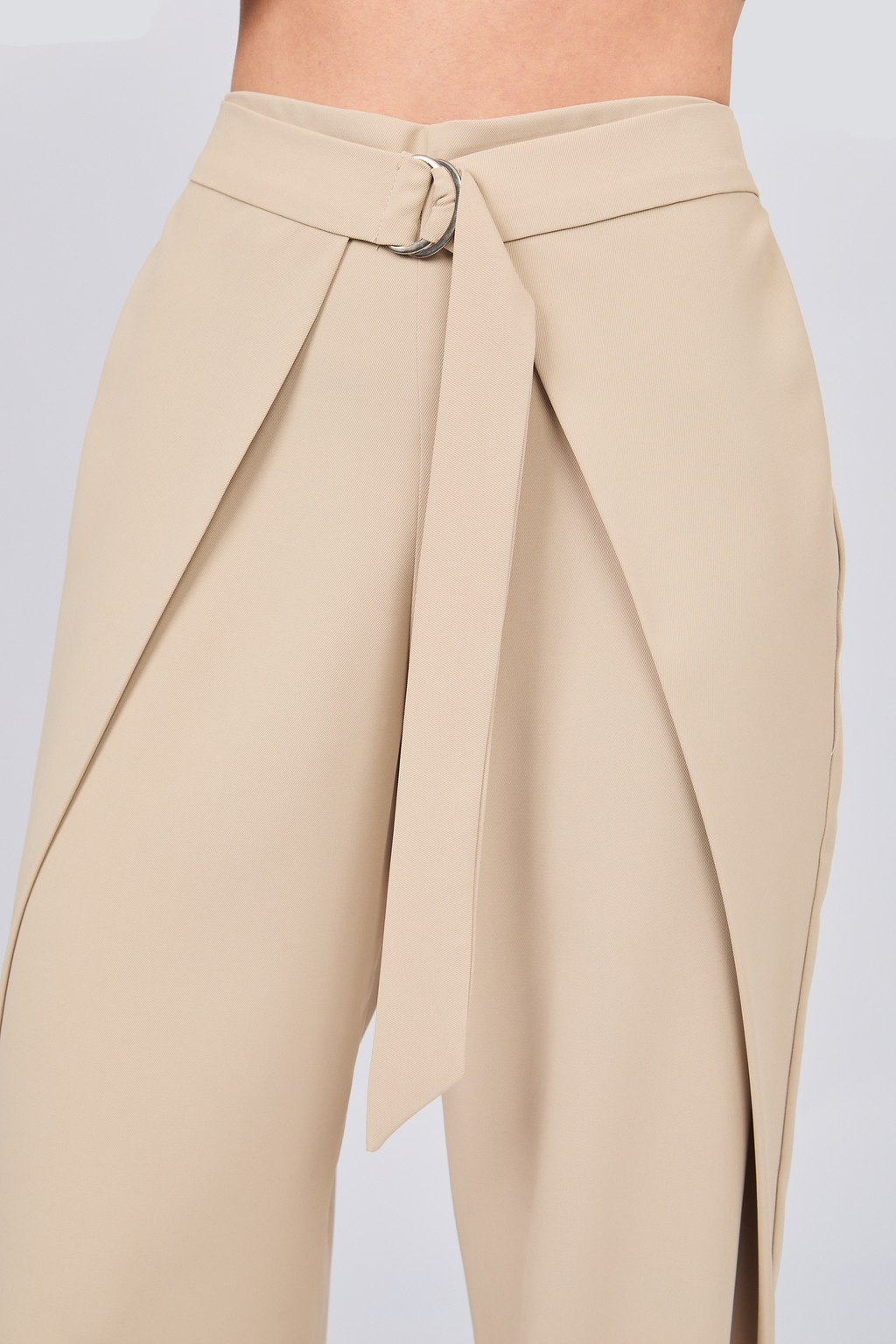 PANTALÓN SASTRERO CON PINZAS Y TIRANTES REGULABLE BEIGE - GAMBITO