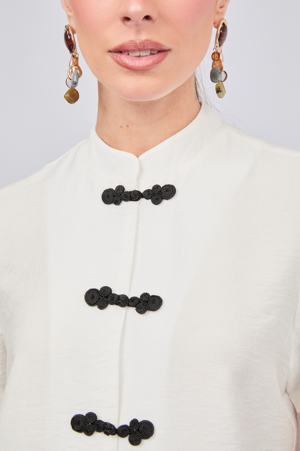 BLUSA DE CUELLO NERU CON BOTONES ORIENTALES PERLA - ENIGMA