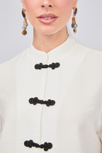 BLUSA DE CUELLO NERU CON BOTONES ORIENTALES PERLA - ENIGMA