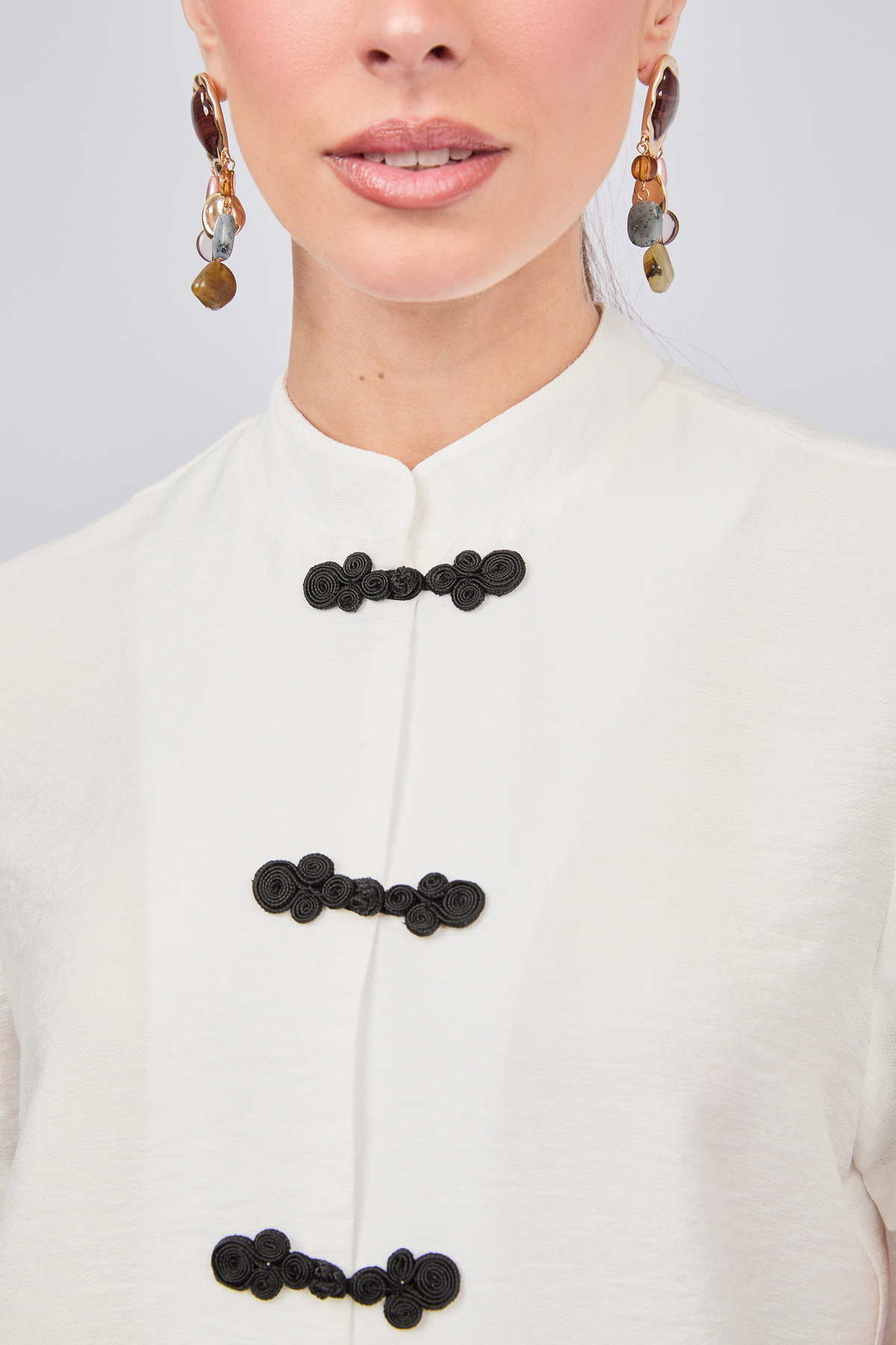 BLUSA DE CUELLO NERU CON BOTONES ORIENTALES PERLA - ENIGMA