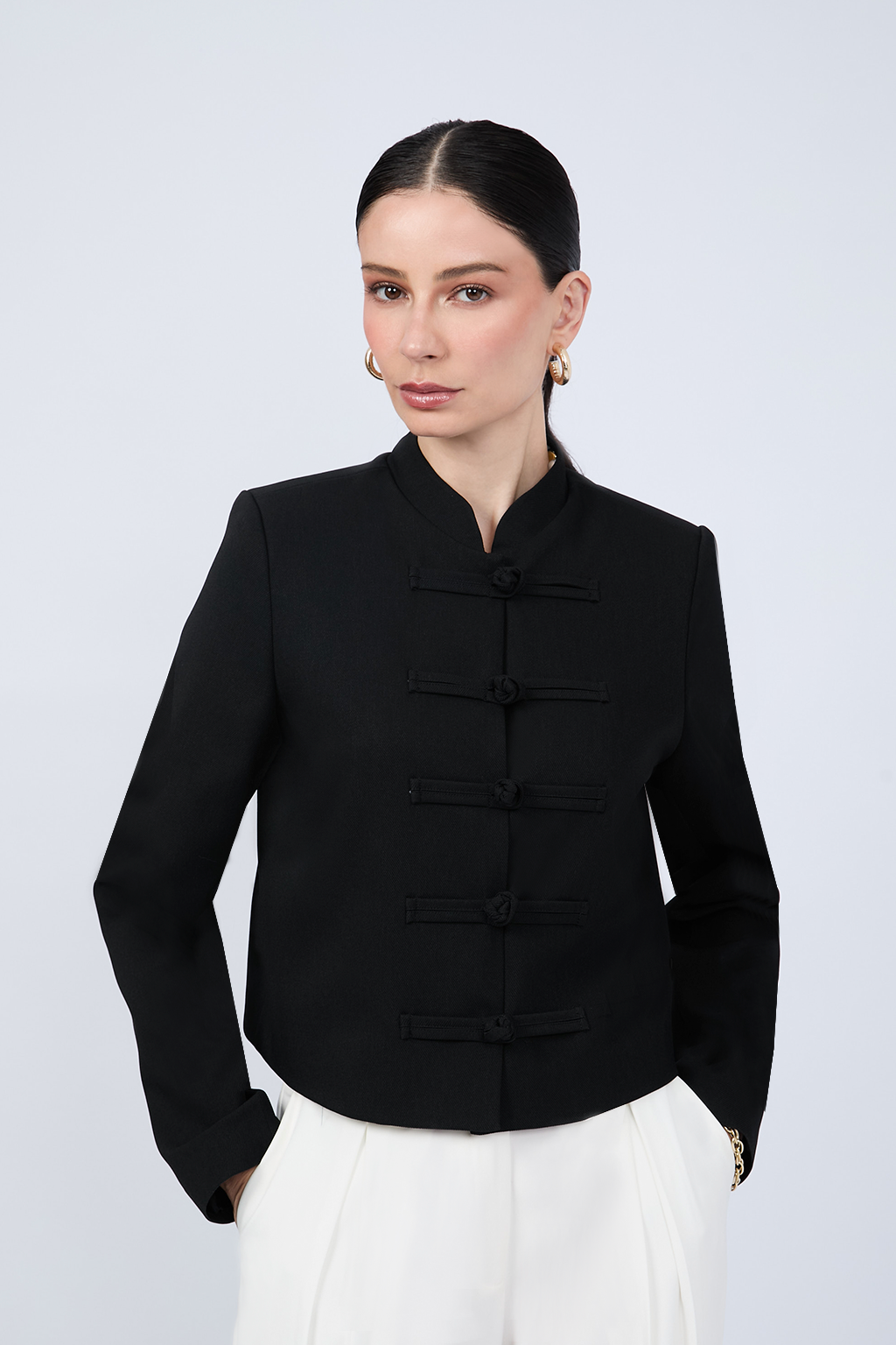 CASACA ESTRUCTURADA CON BROCHES ORIENTALES NEGRO - URSULA