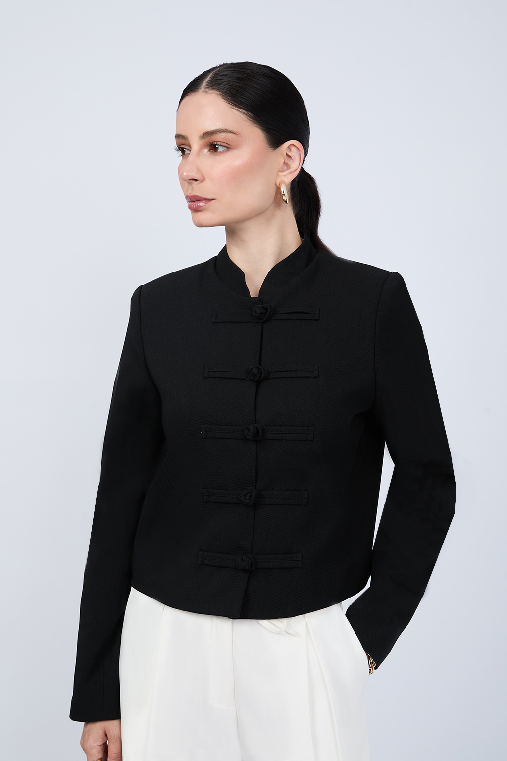 CASACA ESTRUCTURADA CON BROCHES ORIENTALES NEGRO - URSULA