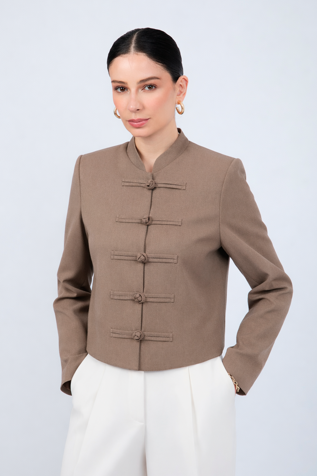 CASACA ESTRUCTURADA CON BROCHES ORIENTALES TOPO - URSULA