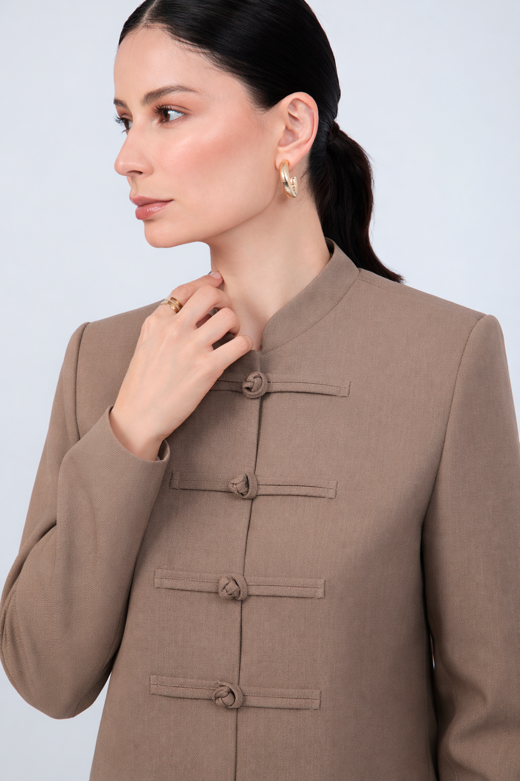 CASACA ESTRUCTURADA CON BROCHES ORIENTALES TOPO - URSULA