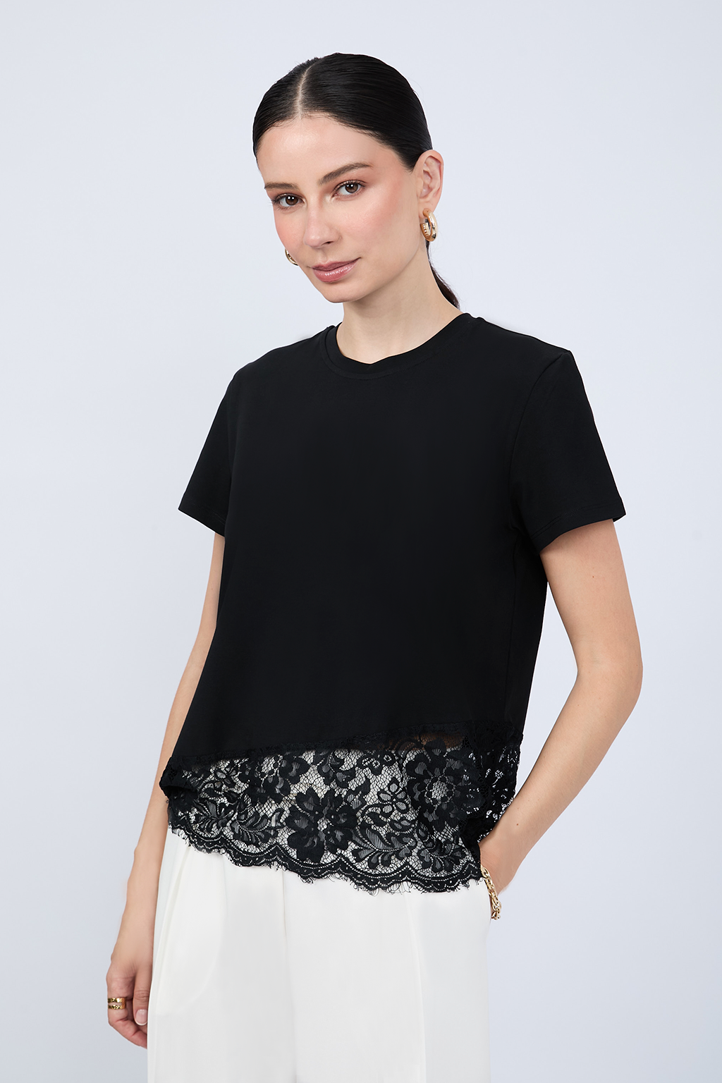 POLO DE MANGA CORTA CON DETALLE DE ENCAJE NEGRO - NEREA