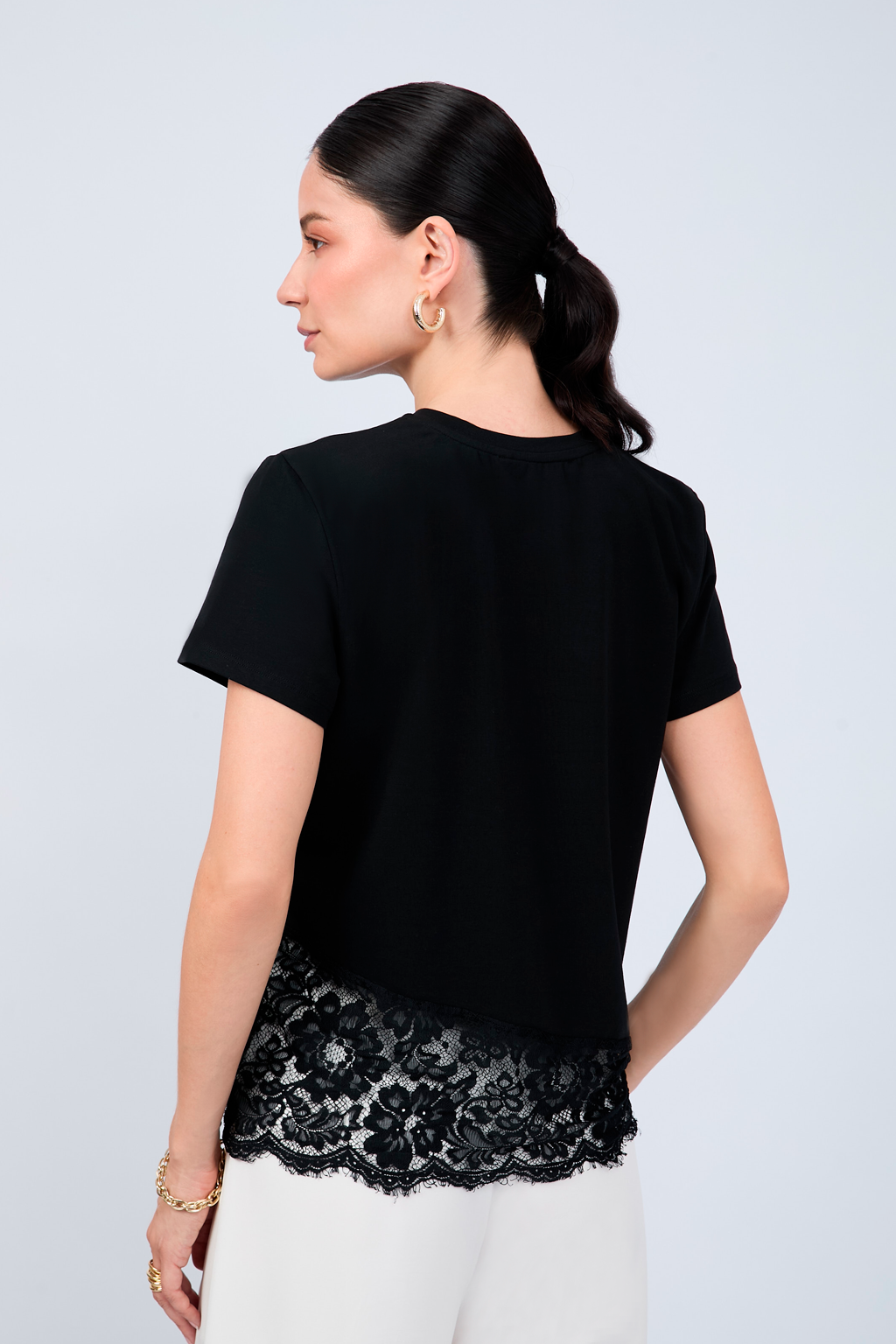 POLO DE MANGA CORTA CON DETALLE DE ENCAJE NEGRO - NEREA