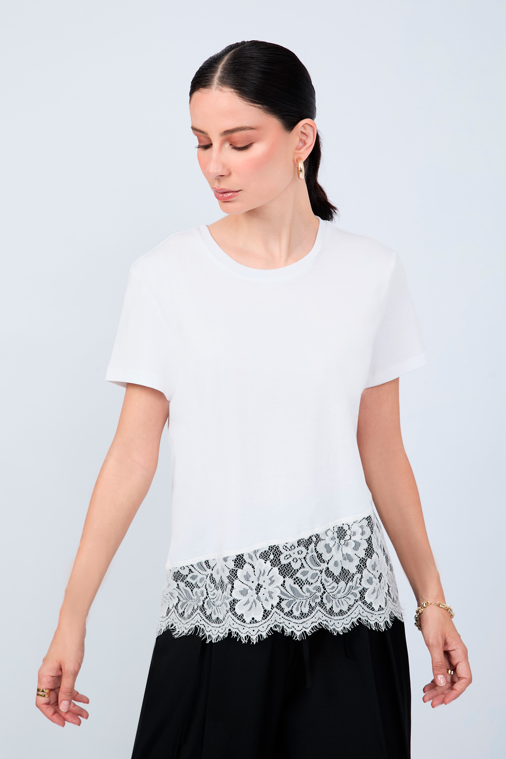 POLO DE MANGA CORTA CON DETALLE DE ENCAJE PERLA - NEREA