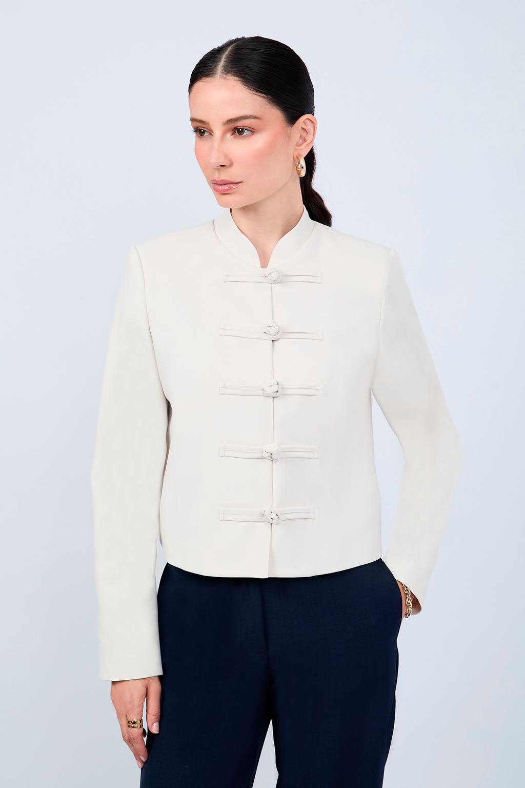 CASACA ESTRUCTURADA CON BROCHES ORIENTALES HUESO - URSULA