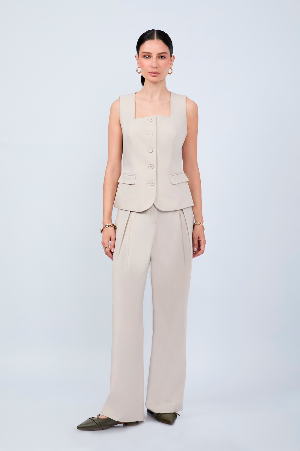 CHALECO SASTRERO CON ESCOTE CUADRADO Y CINTA REGULABLE BEIGE - MELISSA