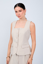 CHALECO SASTRERO CON ESCOTE CUADRADO Y CINTA REGULABLE BEIGE - MELISSA