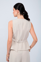 CHALECO SASTRERO CON ESCOTE CUADRADO Y CINTA REGULABLE BEIGE - MELISSA