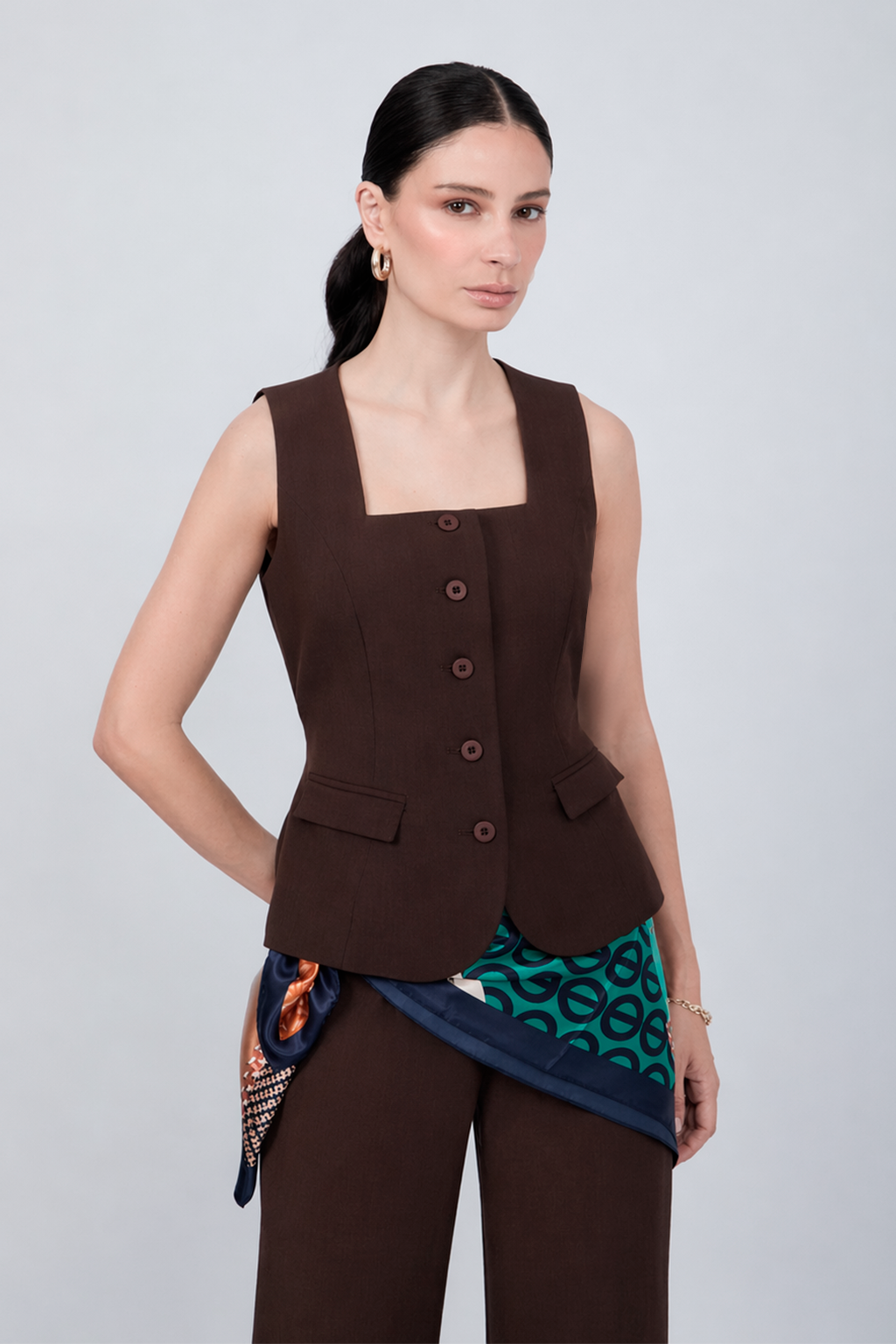 PANTALÓN SASTRERO CON LAZO Y PLIEGUES DELANTEROS MARRÓN- MELISSA