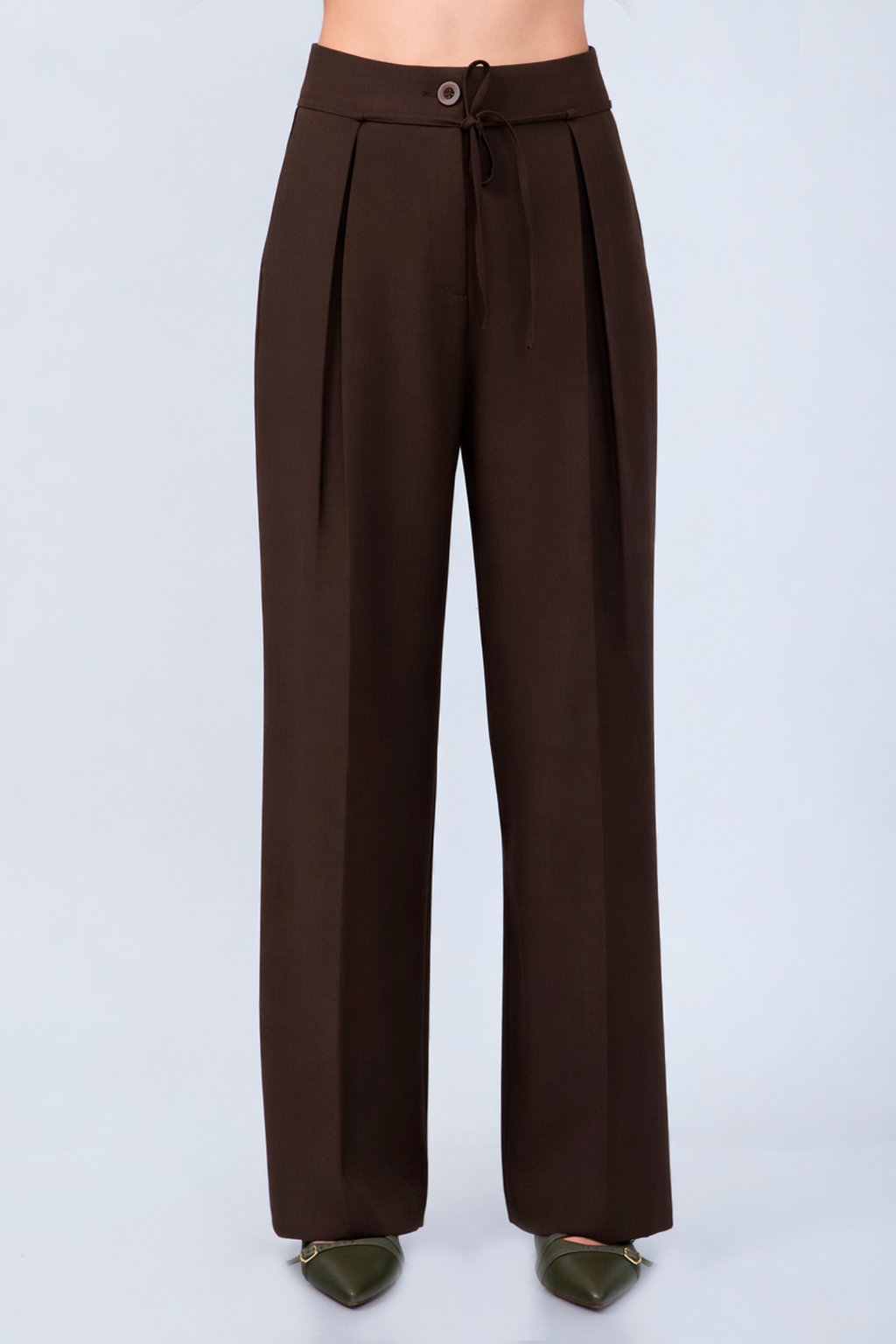 PANTALÓN SASTRERO CON LAZO Y PLIEGUES DELANTEROS MARRÓN- MELISSA