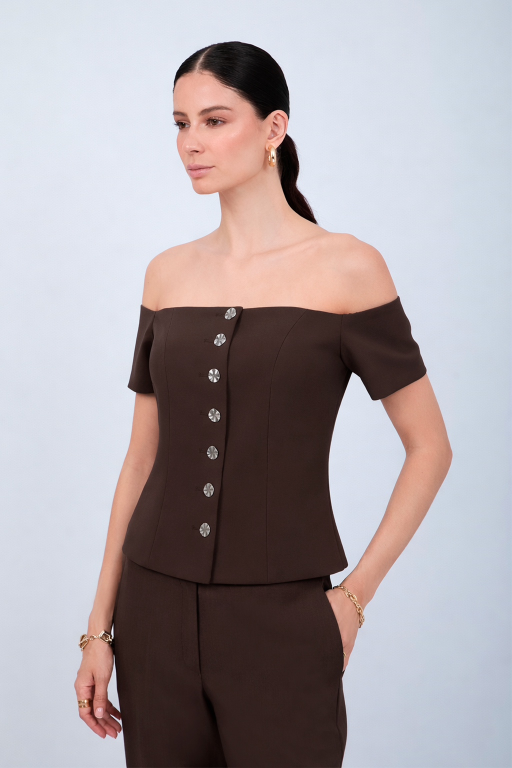 CHALECO ENTALLADO CON HOMBROS DESCUBIERTOS MARRÓN - DALILA