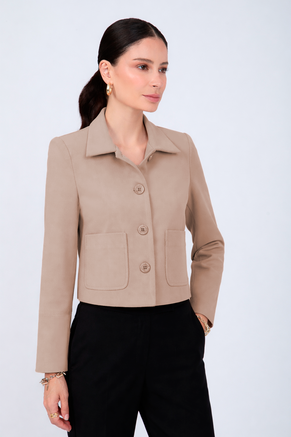 CASACA CORTA CON CUELLO CAMISERO BEIGE- AMALIA