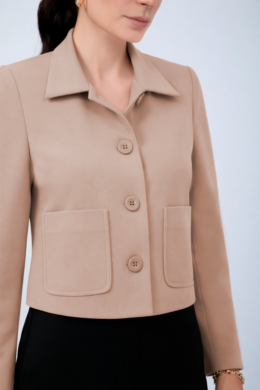 CASACA CORTA CON CUELLO CAMISERO BEIGE- AMALIA
