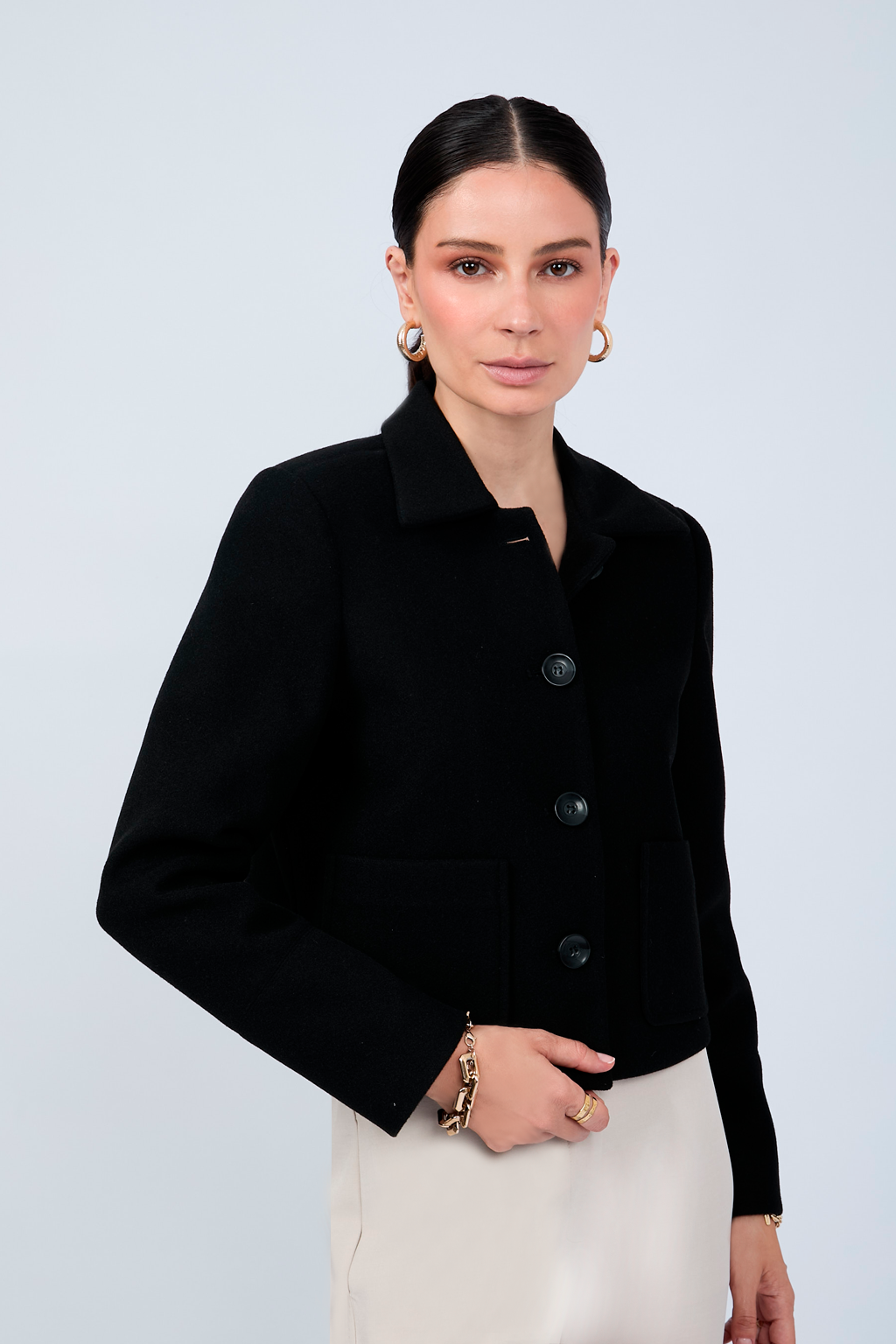 CASACA CORTA CON CUELLO CAMISERO NEGRO - AMALIA