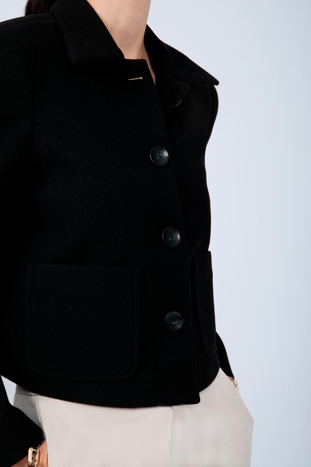 CASACA CORTA CON CUELLO CAMISERO NEGRO - AMALIA