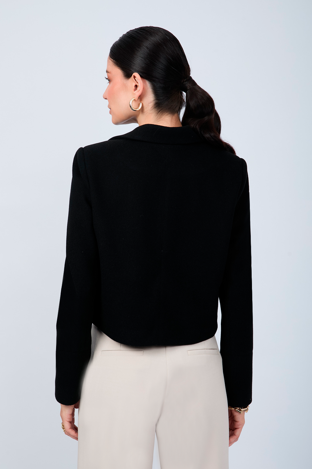CASACA CORTA CON CUELLO CAMISERO NEGRO - AMALIA