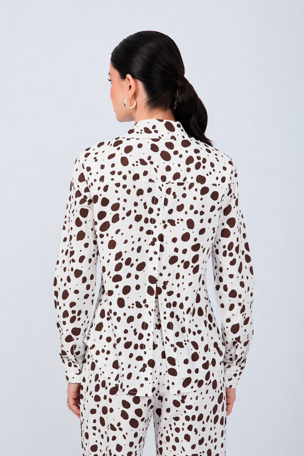 BLUSA CAMISERA ESTAMPADA CON ABERTURA EN ESPALDA VACA MARRÓN - ALBINA
