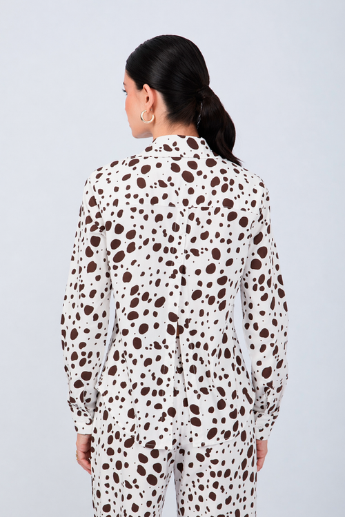 BLUSA CAMISERA ESTAMPADA CON ABERTURA EN ESPALDA VACA MARRÓN - ALBINA