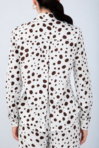 BLUSA CAMISERA ESTAMPADA CON ABERTURA EN ESPALDA VACA MARRÓN - ALBINA