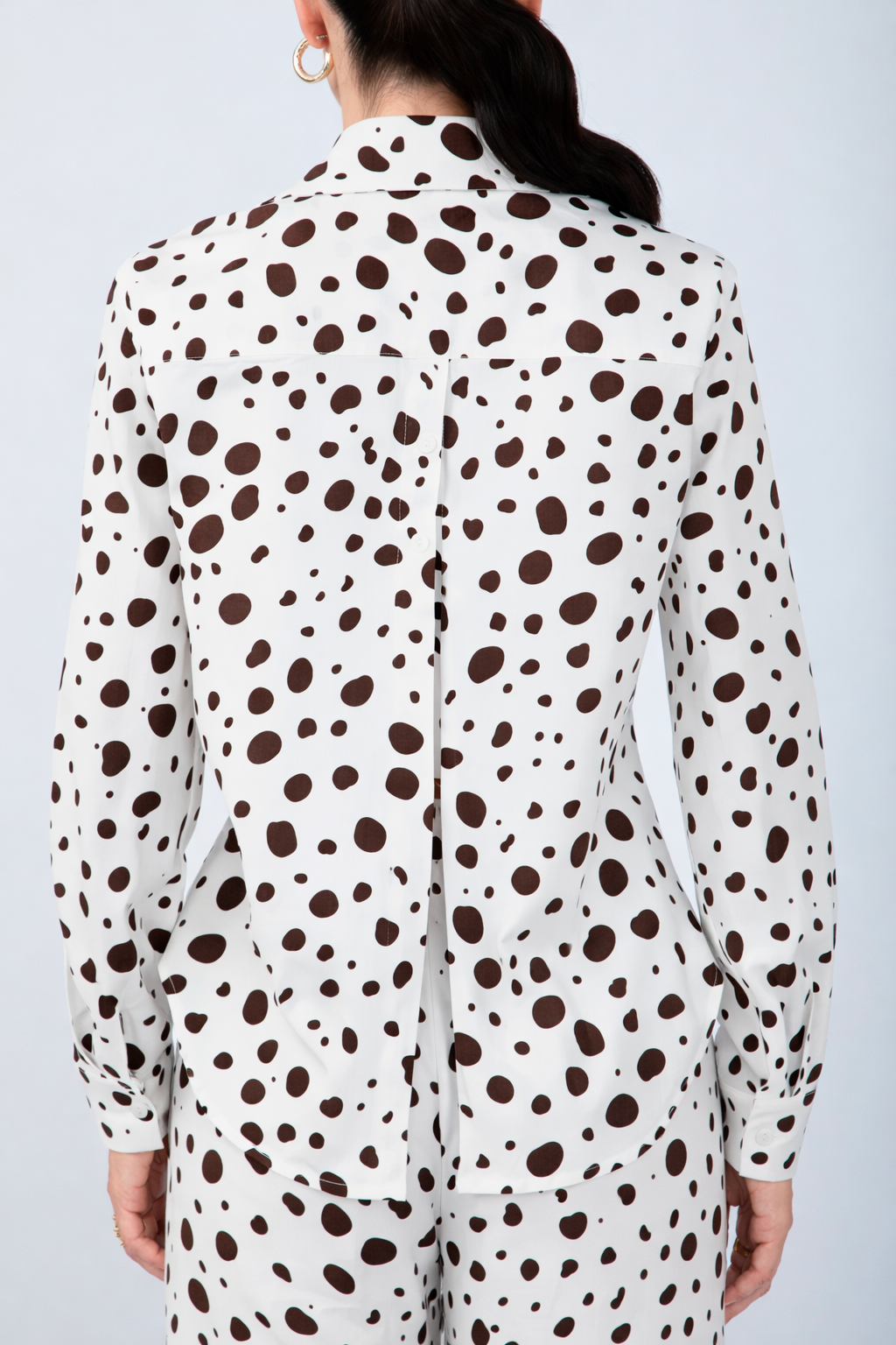 BLUSA CAMISERA ESTAMPADA CON ABERTURA EN ESPALDA VACA MARRÓN - ALBINA