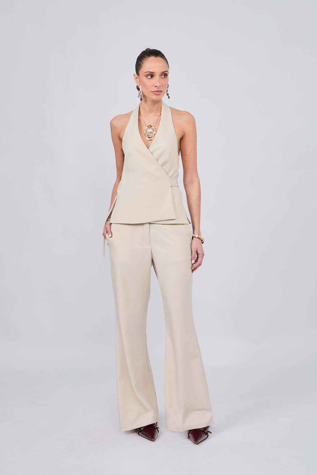 CHALECO ESCOTE EN V CON REGULADOR BEIGE - MISHKY
