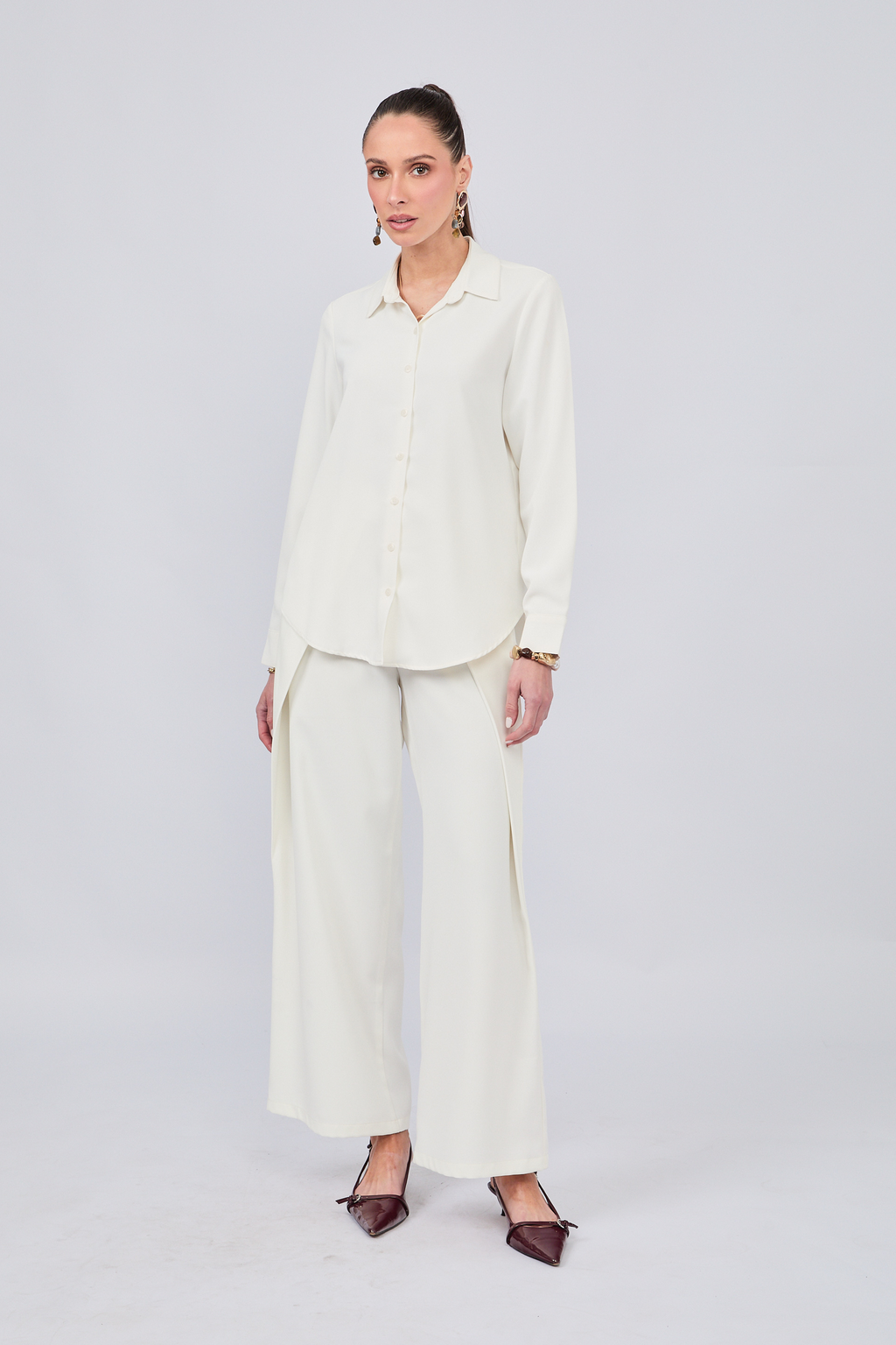 PANTALÓN SASTRERO CON PINZAS Y TIRANTES REGULABLE PERLA - GAMBITO