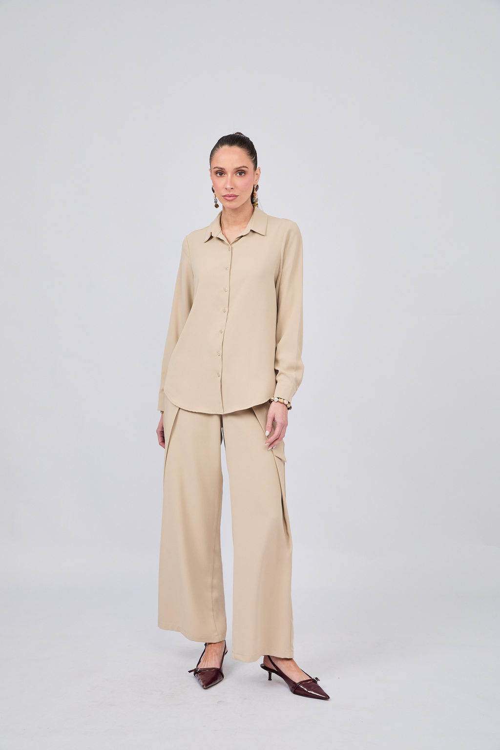PANTALÓN SASTRERO CON PINZAS Y TIRANTES REGULABLE BEIGE - GAMBITO
