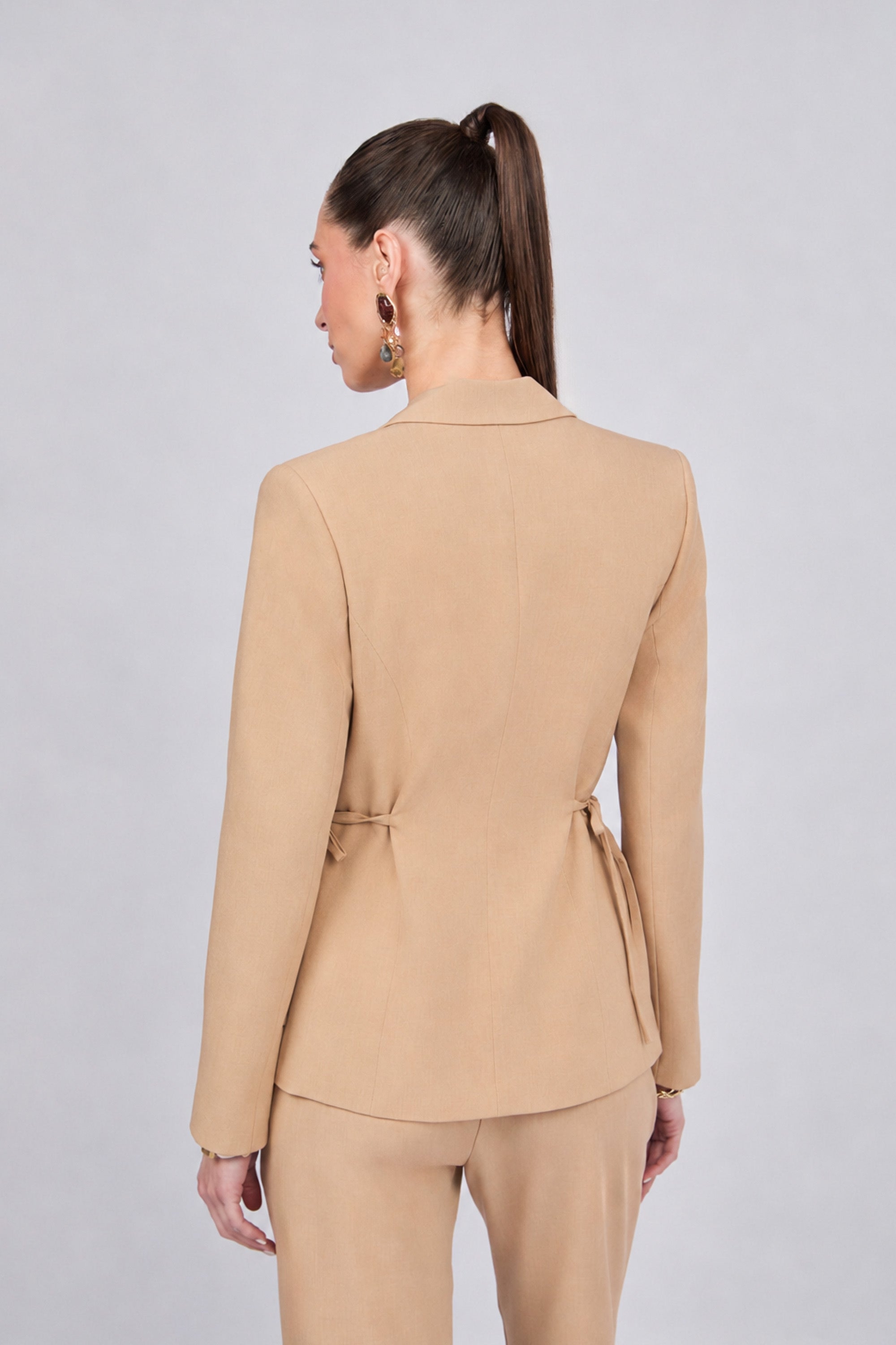 Sienna blazer with lapel and waist tie, beige.