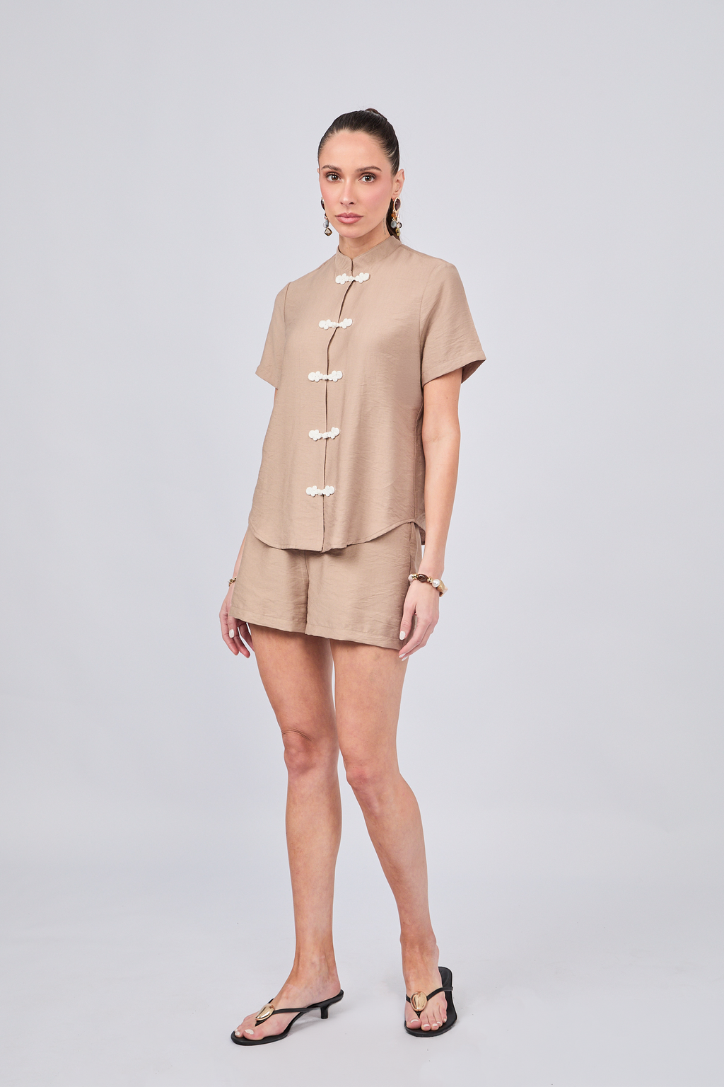 BLUSA DE CUELLO NERU CON BOTONES ORIENTALES TOPO - ENIGMA