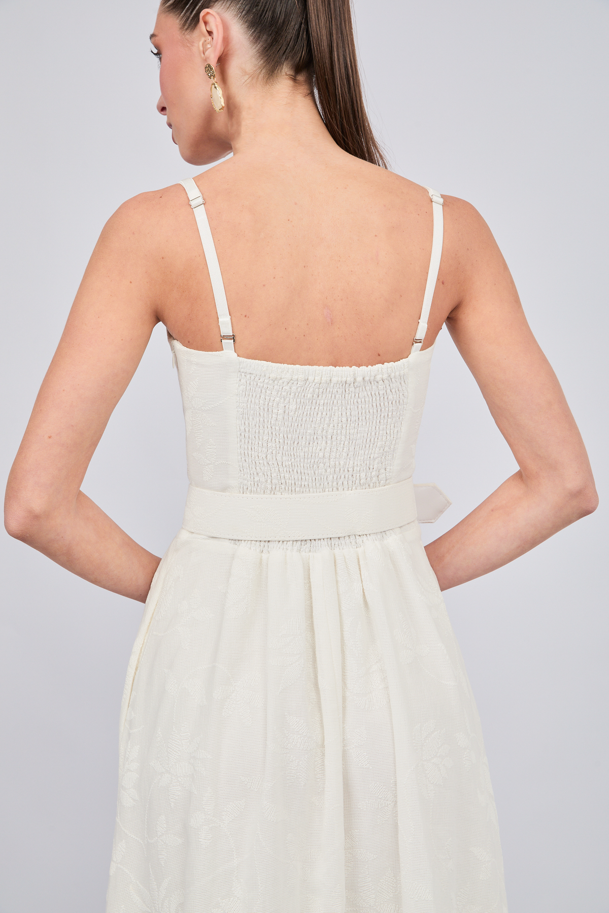VESTIDO CON CORREA Y TIRAS REMOVIBLES CON BOLSILLOS LABRADO BLANCO - CAISSA