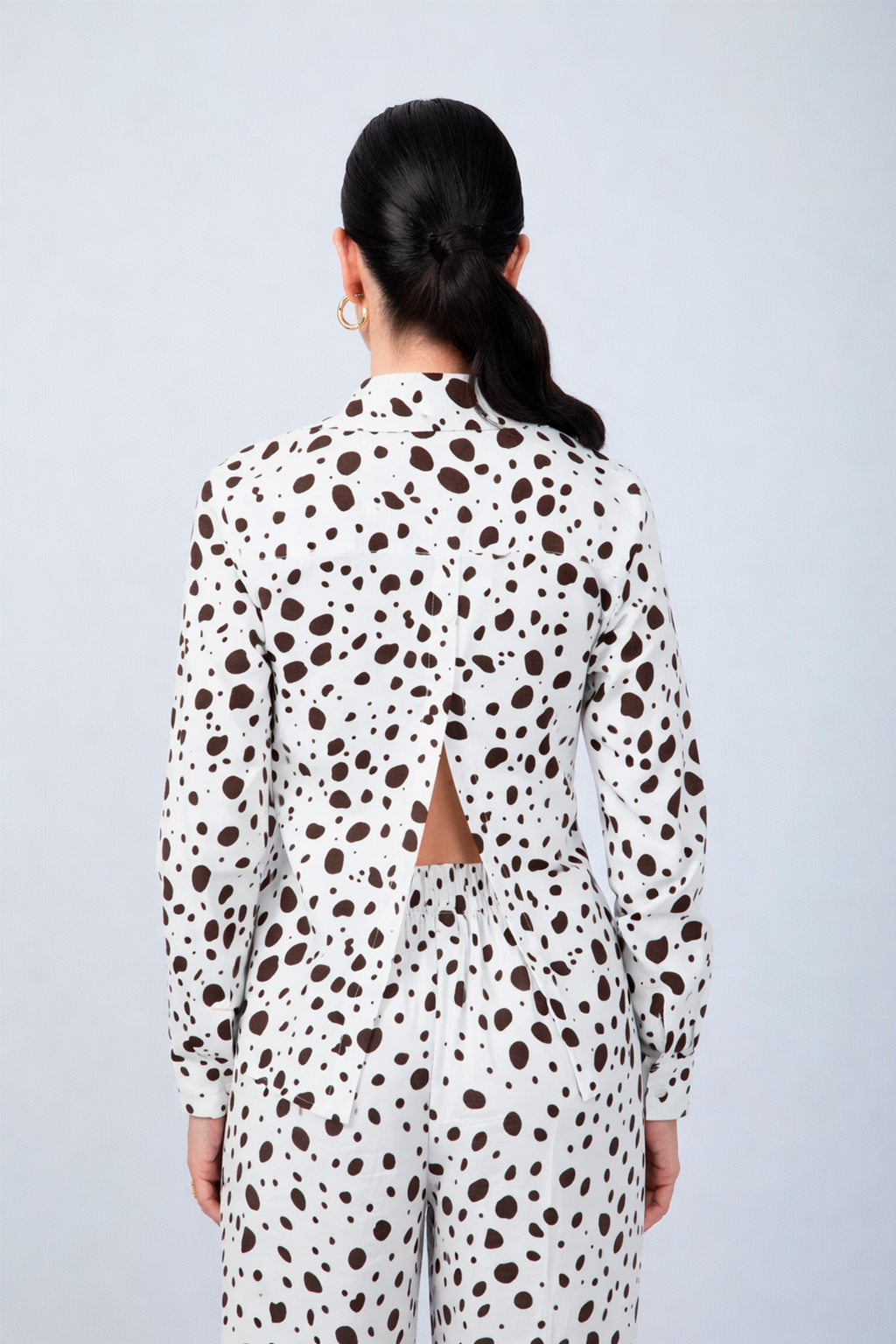 BLUSA CAMISERA ESTAMPADA CON ABERTURA EN ESPALDA VACA MARRÓN - ALBINA