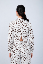 BLUSA CAMISERA ESTAMPADA CON ABERTURA EN ESPALDA VACA MARRÓN - ALBINA