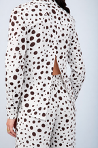 BLUSA CAMISERA ESTAMPADA CON ABERTURA EN ESPALDA VACA MARRÓN - ALBINA