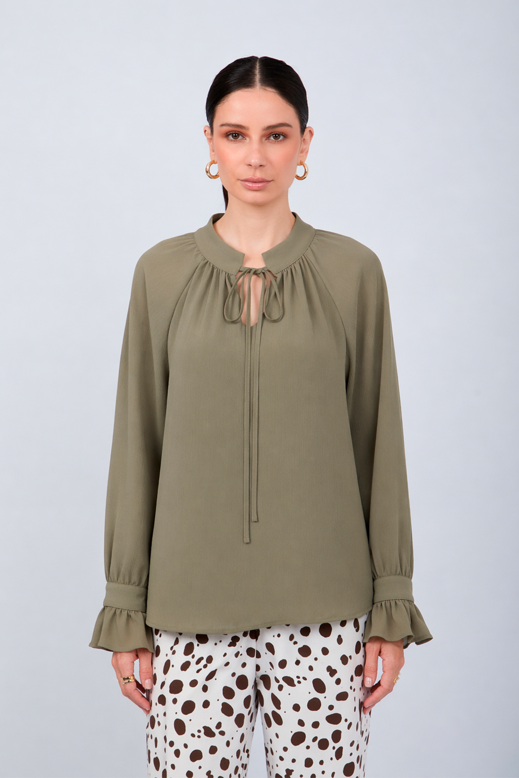 BLUSA DE GASA MANGA LARGA CON LAZO OLIVO - ARIEL [PRE-VENTA]