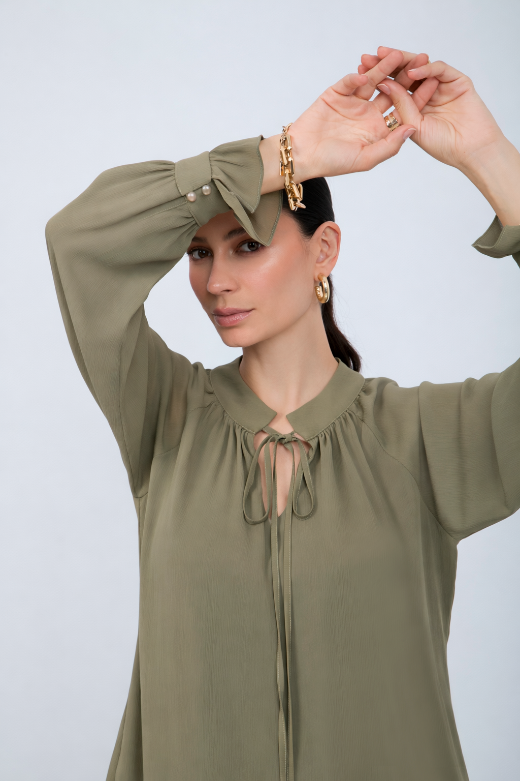 BLUSA DE GASA MANGA LARGA CON LAZO OLIVO - ARIEL [PRE-VENTA]