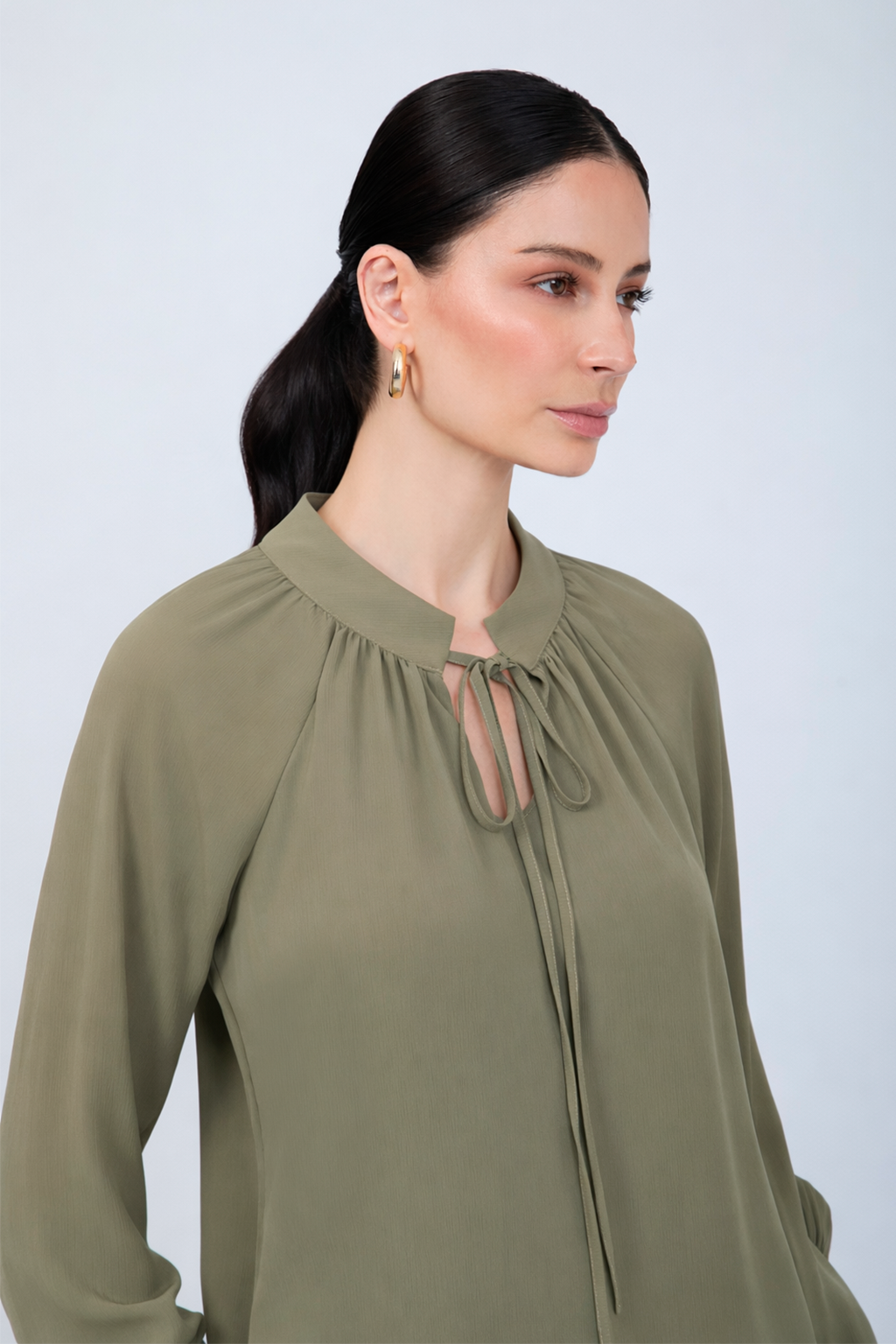 BLUSA DE GASA MANGA LARGA CON LAZO OLIVO - ARIEL