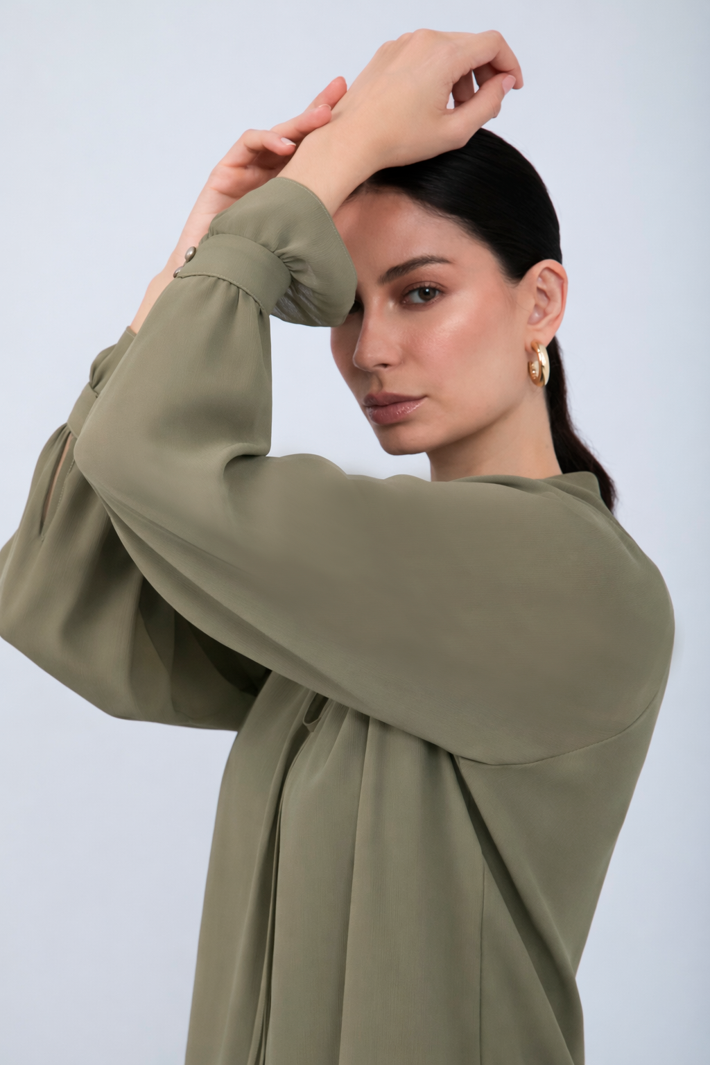 BLUSA DE GASA MANGA LARGA CON LAZO OLIVO - ARIEL