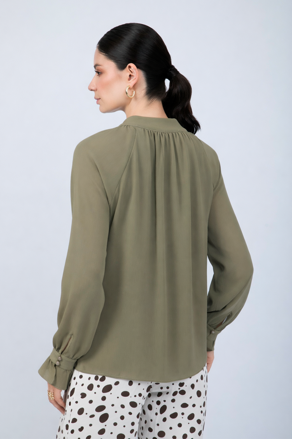 BLUSA DE GASA MANGA LARGA CON LAZO OLIVO - ARIEL