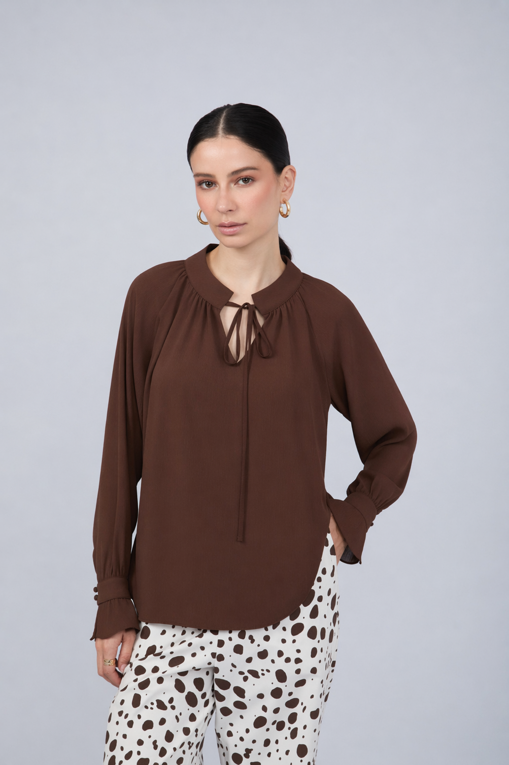 BLUSA DE GASA MANGA LARGA CON LAZO MARRÓN - ARIEL [PRE-VENTA]