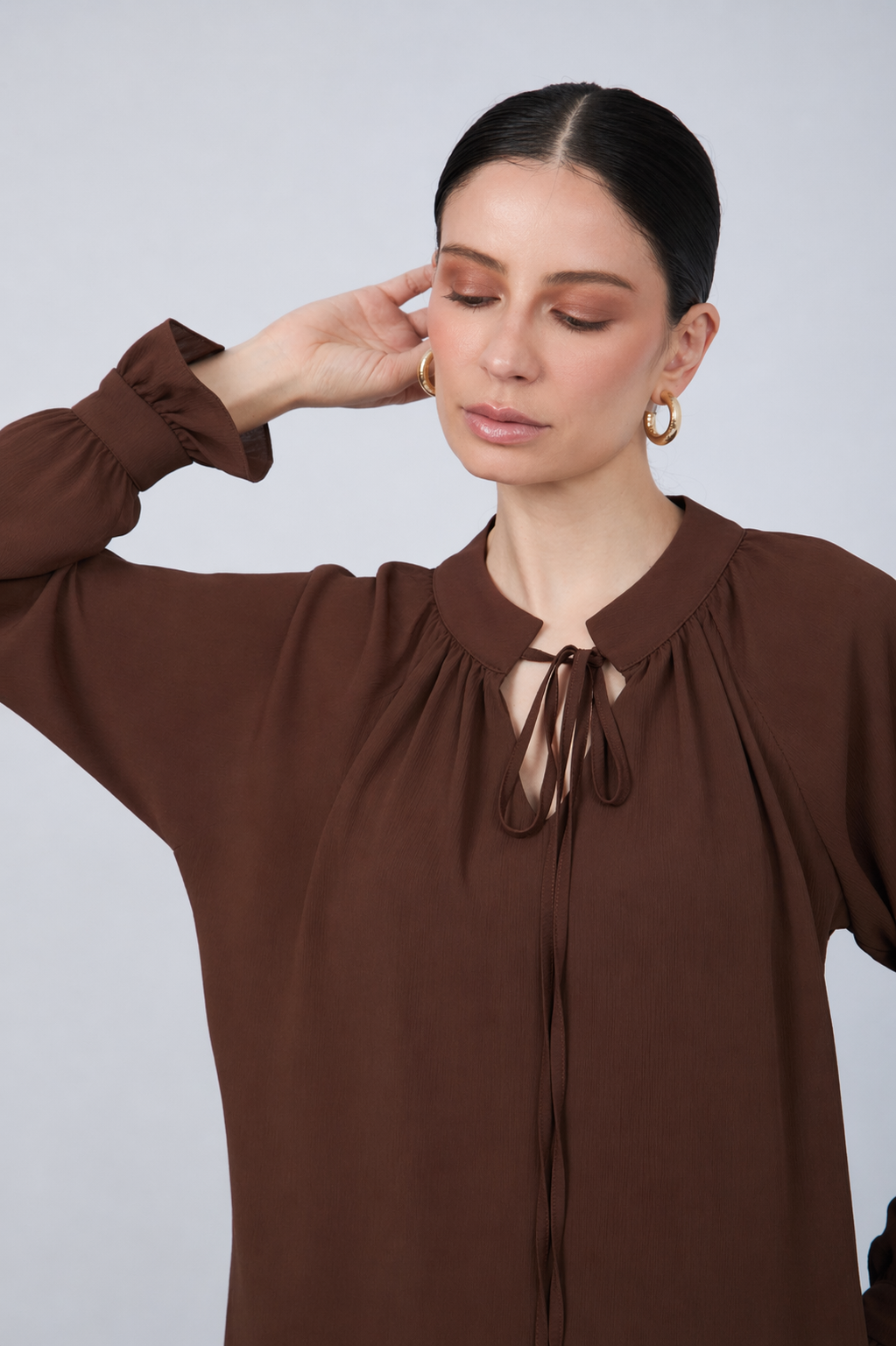 BLUSA DE GASA MANGA LARGA CON LAZO MARRÓN - ARIEL