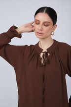 BLUSA DE GASA MANGA LARGA CON LAZO MARRÓN - ARIEL