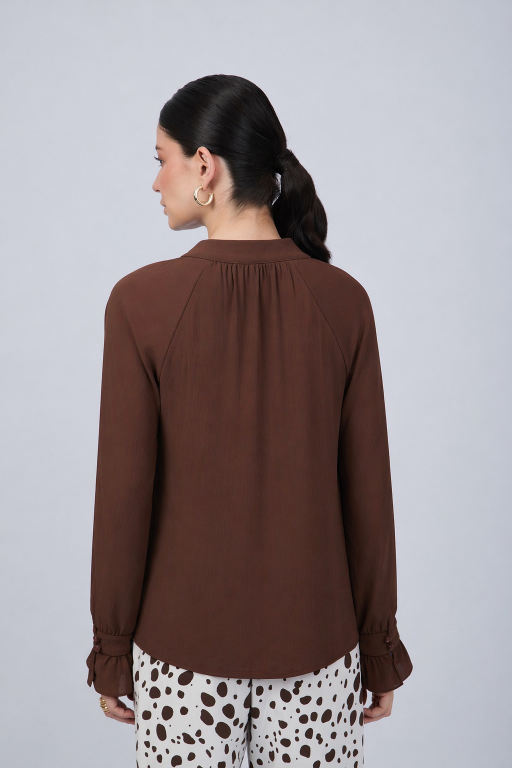 BLUSA DE GASA MANGA LARGA CON LAZO MARRÓN - ARIEL