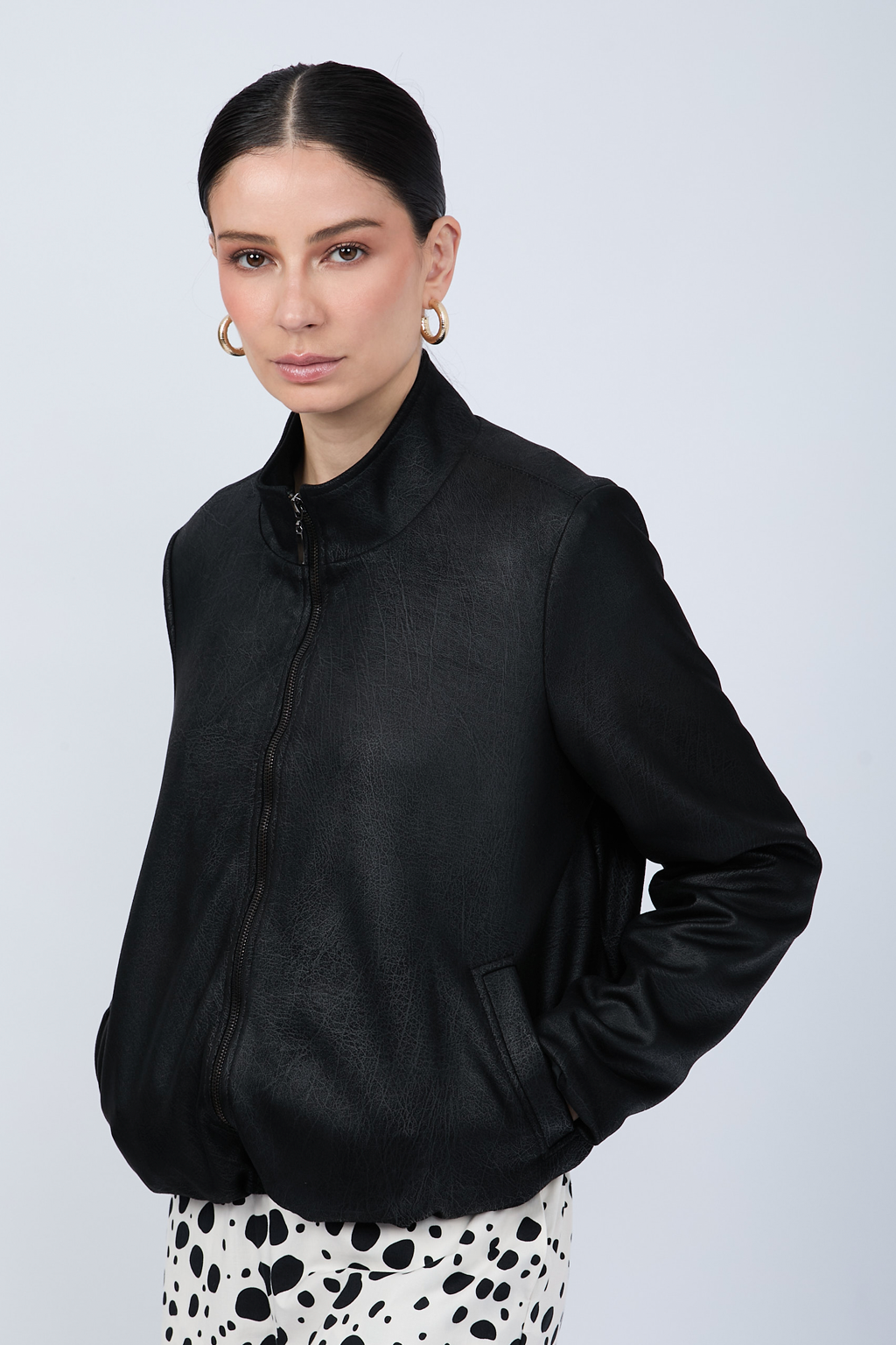 CASACA DE CUERINA BOMBER CON CIERRE Y CUELLO ALTO NEGRO - CLEO