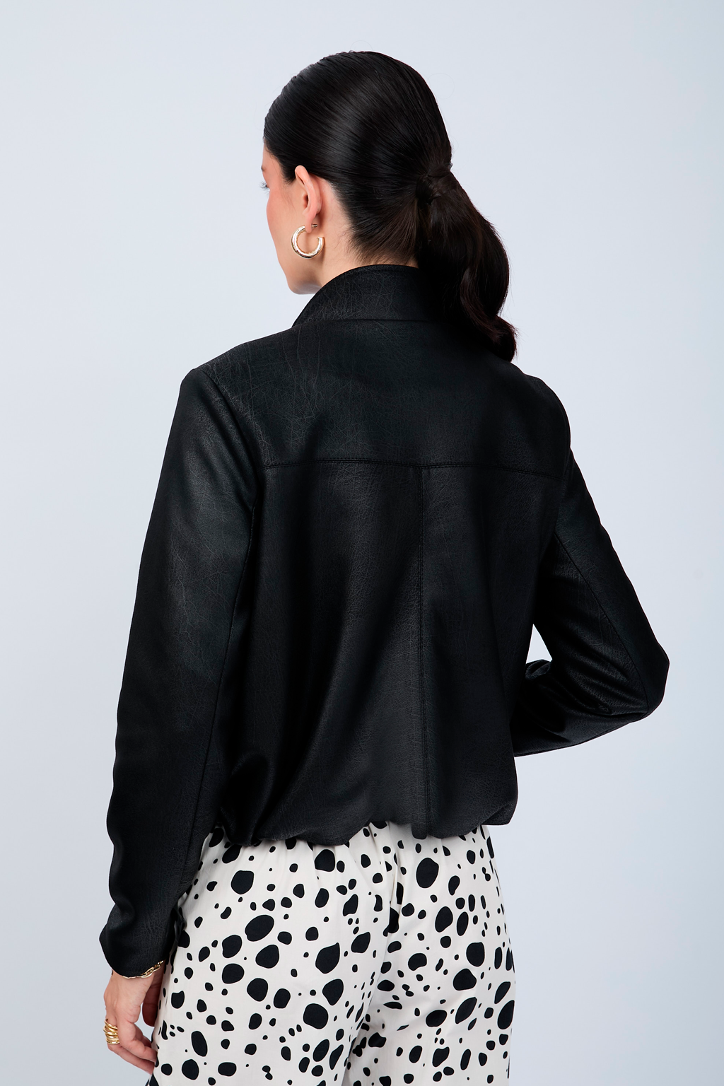 CASACA DE CUERINA BOMBER CON CIERRE Y CUELLO ALTO NEGRO - CLEO