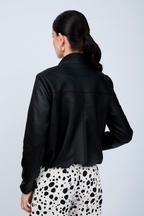 CASACA DE CUERINA BOMBER CON CIERRE Y CUELLO ALTO NEGRO - CLEO